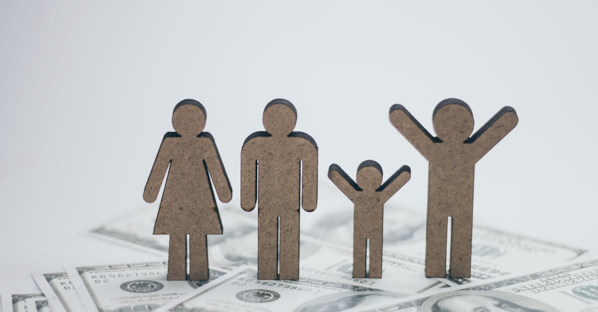 Comment une famille peut-elle réduire ses frais mensuels ?