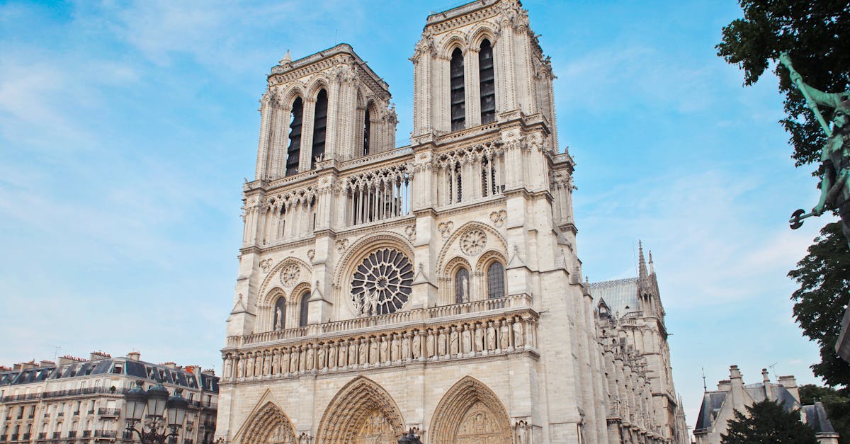 Quel est l'âge exact de la cathédrale Notre-Dame de Paris ?