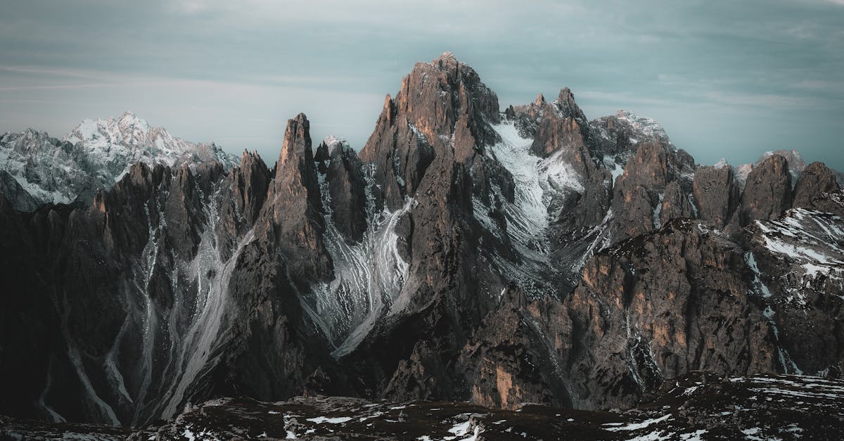 Quel territoire italien est enveloppé par la Suisse ?