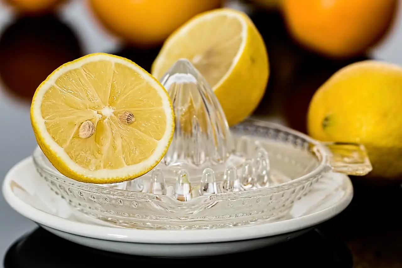 Comment le jus de citron lutte-t-il contre les taches pigmentaires ?