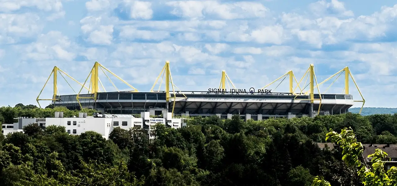 Où est situé le célèbre Signal Iduna Park à Dortmund ?