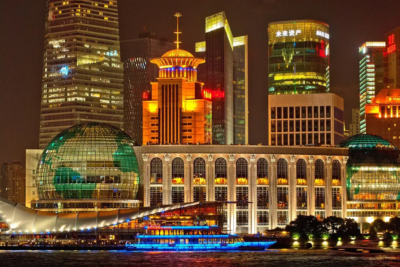 Où se situe le Musée des sciences et de la technologie à Shanghai ?