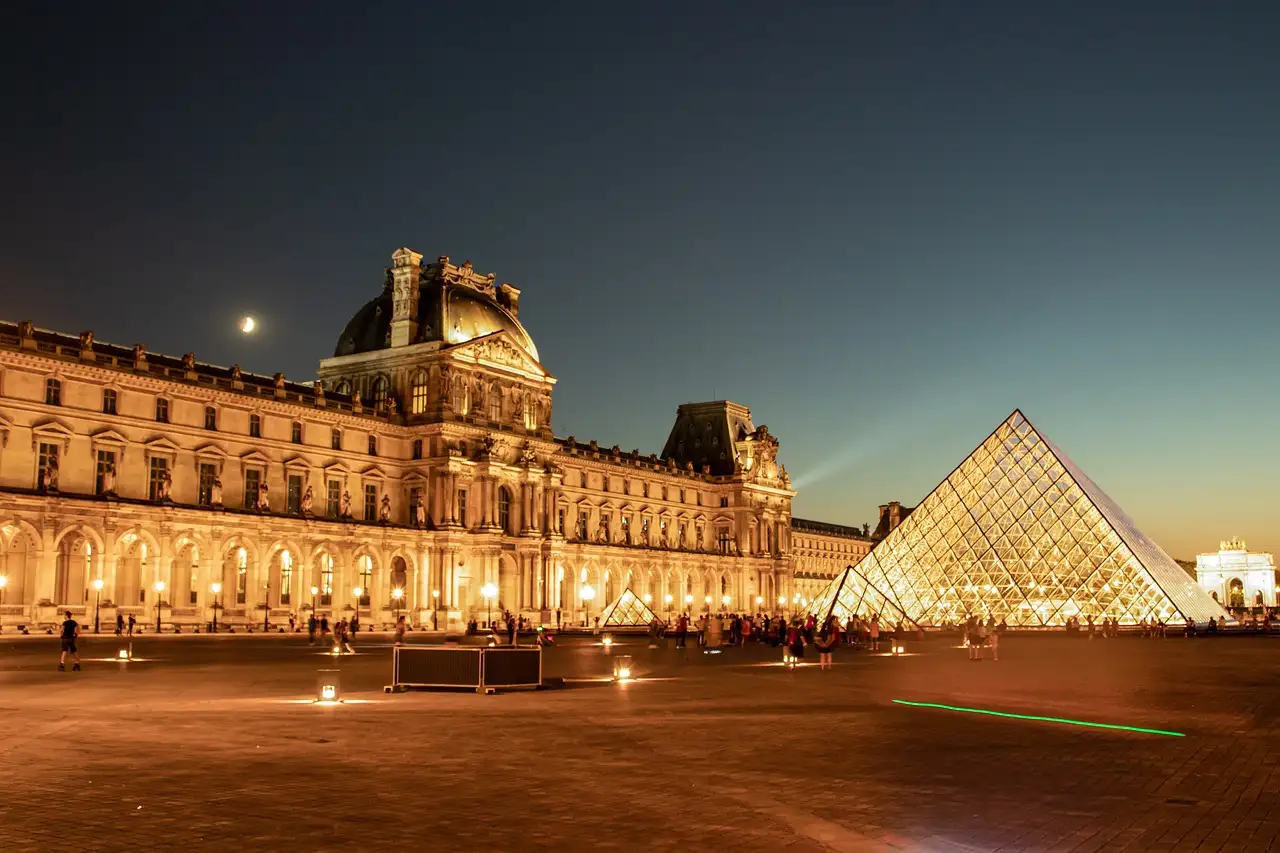 Quel est le musée abritant la Mona Lisa à Paris ?