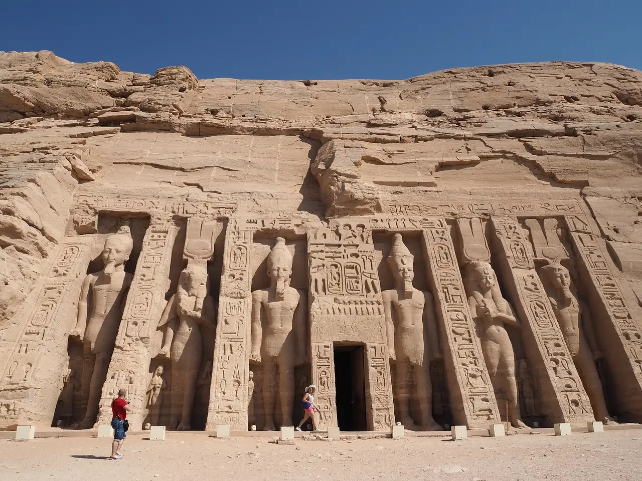 Quel est le temple de Louxor célèbre pour ses colonnes géantes ?