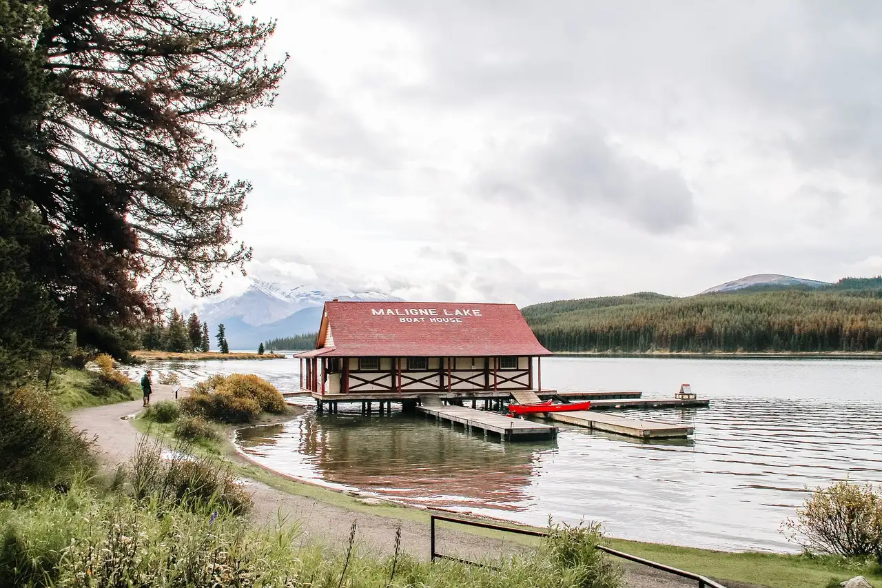 Quelle est la taille du lac Athabasca au Canada ?