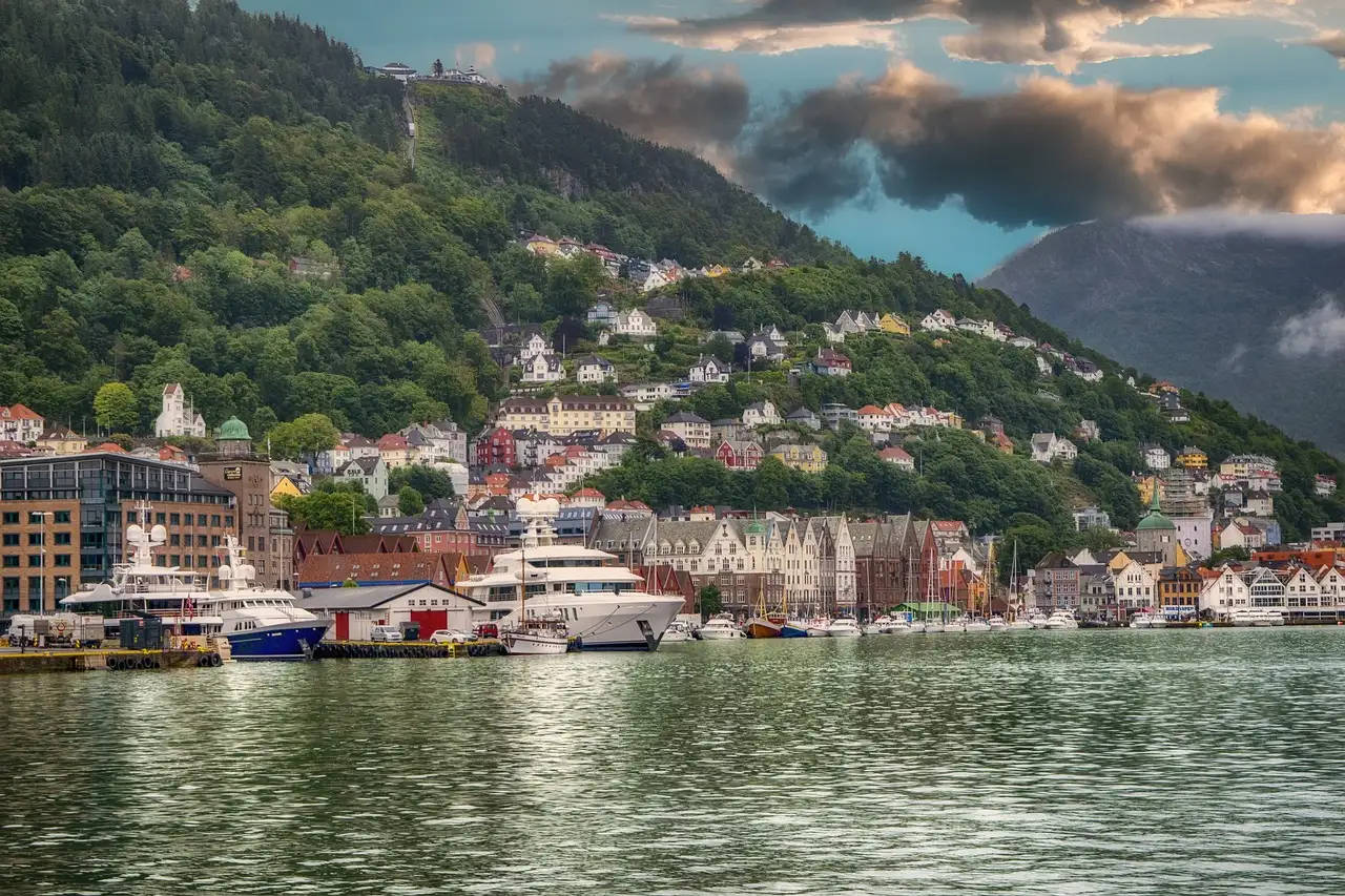 Quelle est la ville entourée de 18 montagnes ?