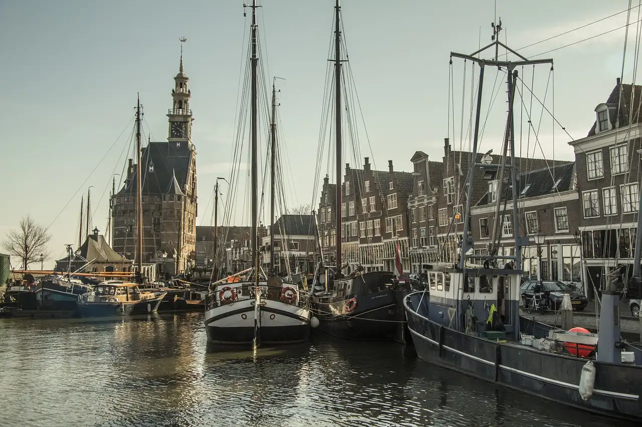 Quelle est la ville néerlandaise réputée pour ses vitraux ?