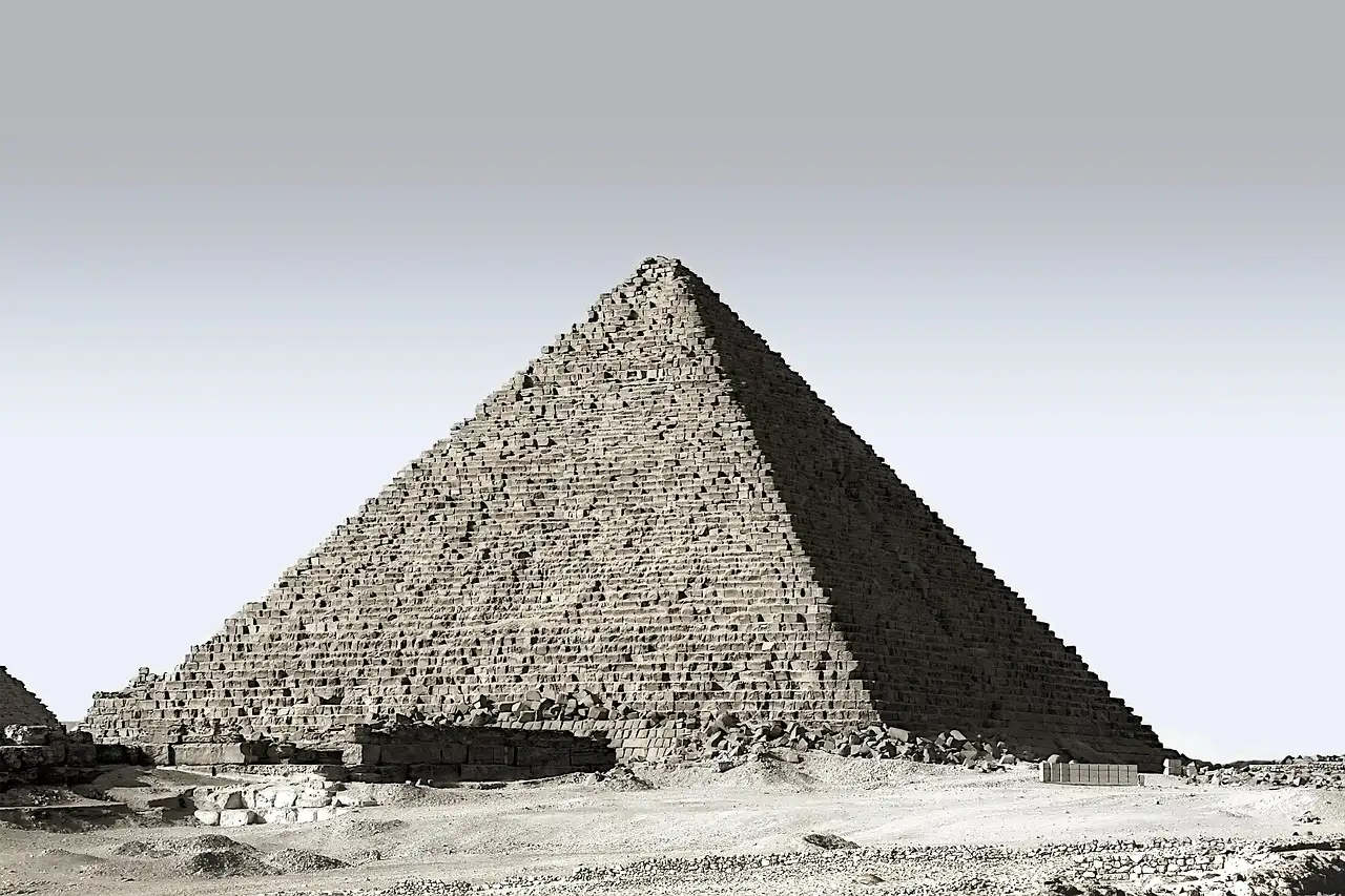 Quelle ville égyptienne abrite les célèbres pyramides ?