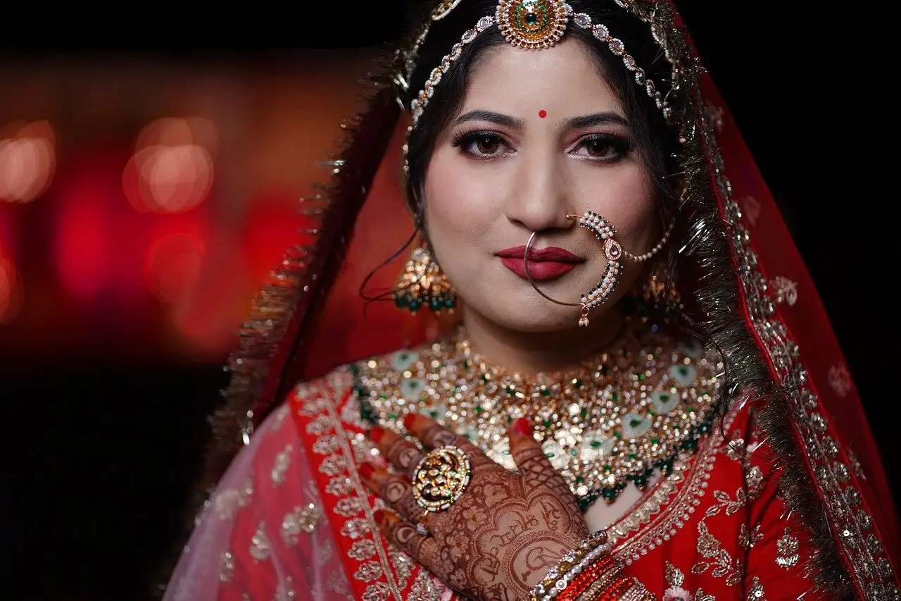 Quelle ville indienne est célèbre pour ses pierres précieuses ?