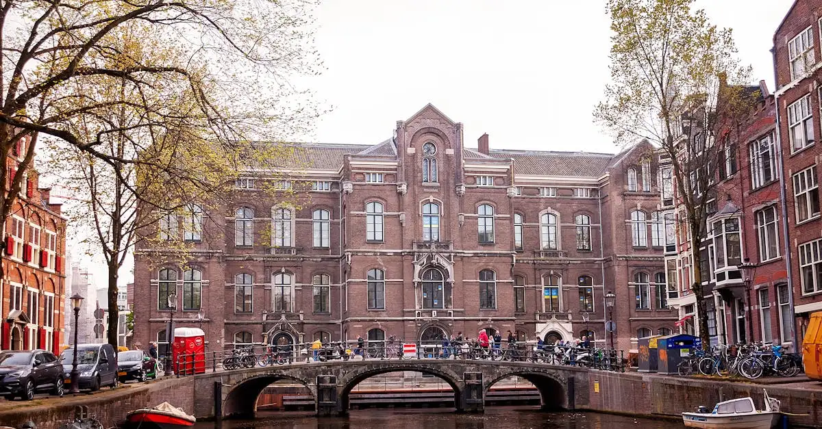 Quelle ville néerlandaise est célèbre pour son université ?
