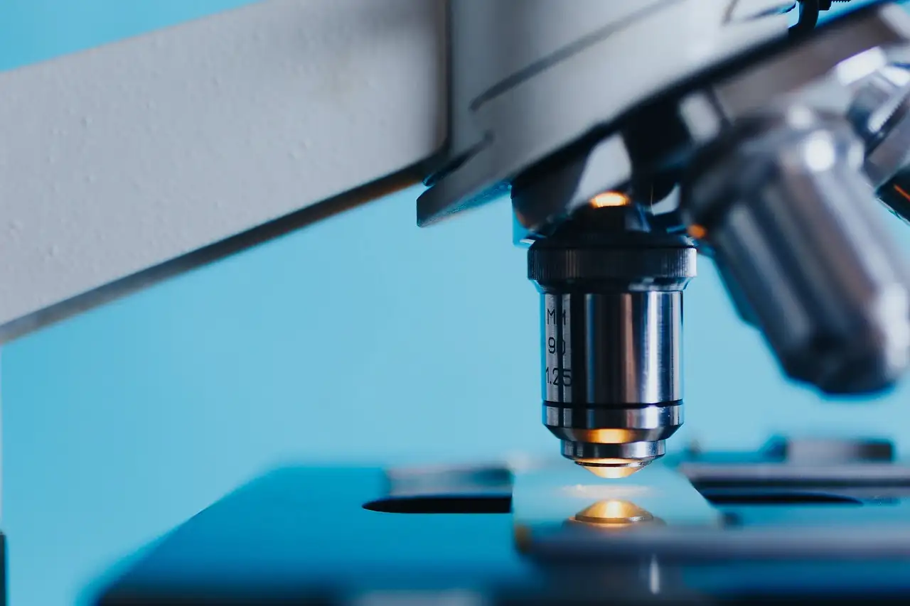 Qui a découvert la structure du génome en biologie ?