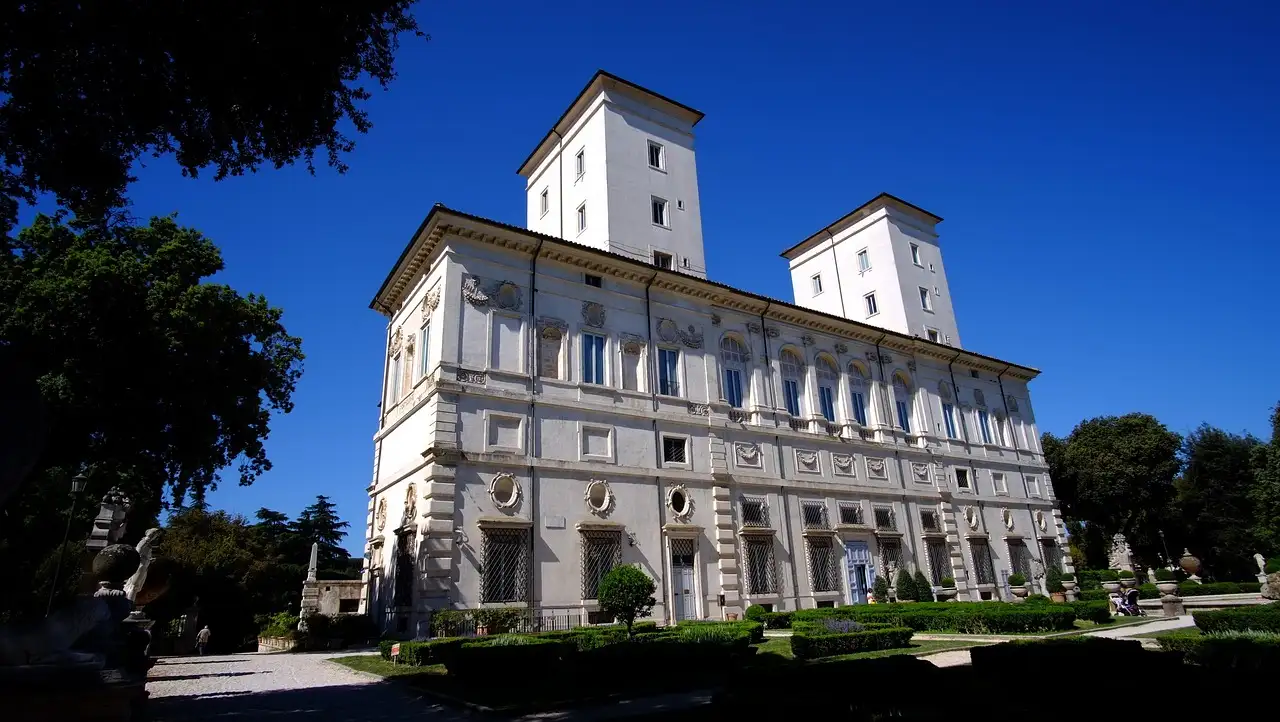 Dans quelle ville se situe la célèbre Galleria Borghese ?