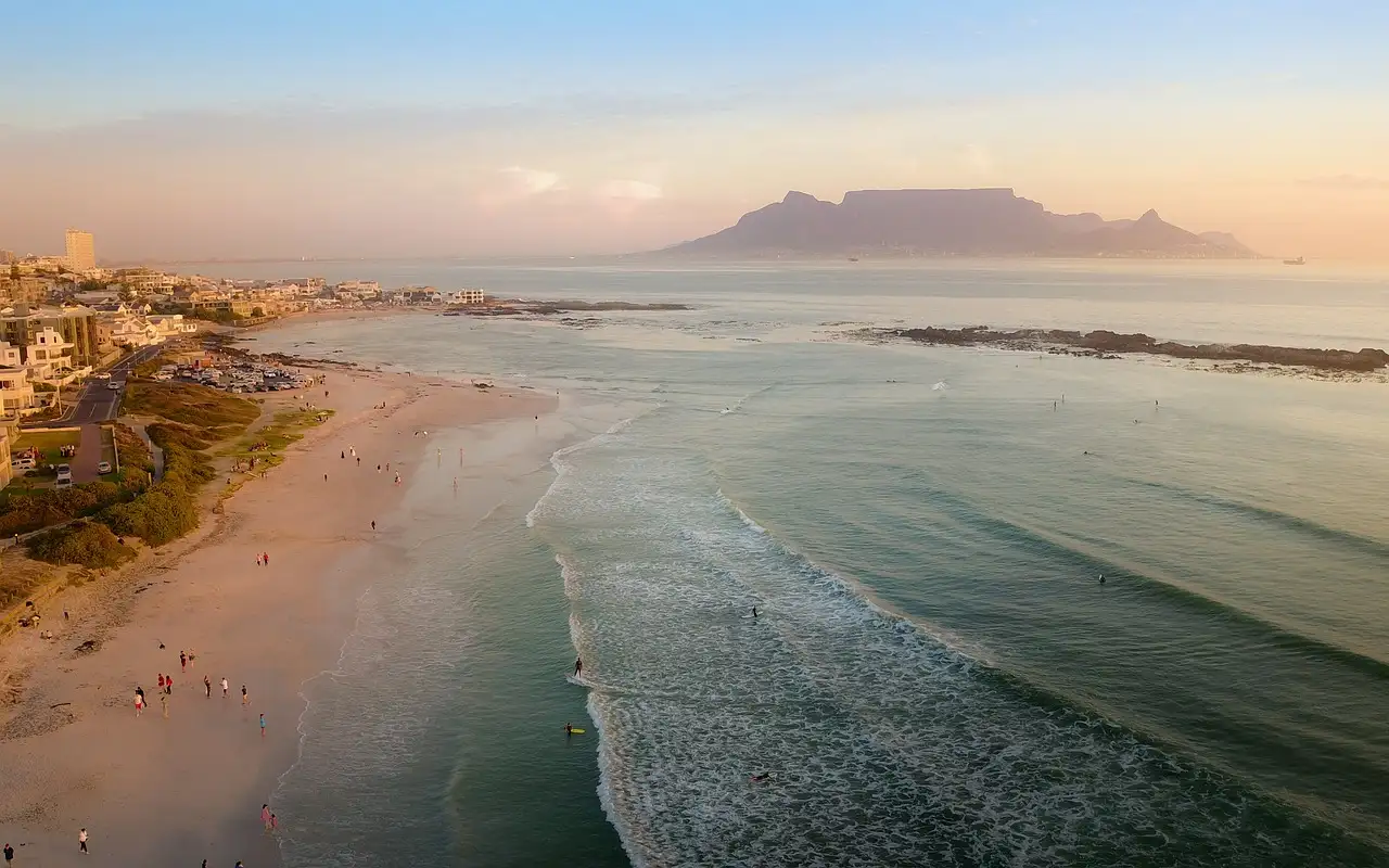 Quelle ville d'Afrique du Sud abrite Robben Island ?