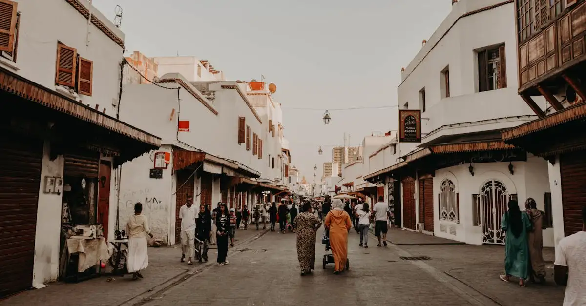 Quelle est la ville marocaine célèbre pour ses souks ?