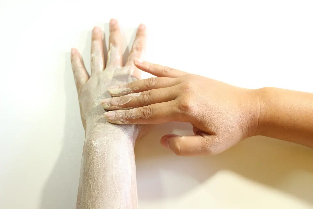 Comment le gommage au sucre et au miel lisse-t-il la peau ?