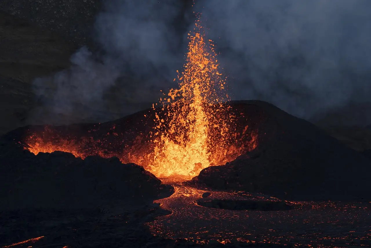 Où se situe le célèbre volcan actif à Hawaï ?