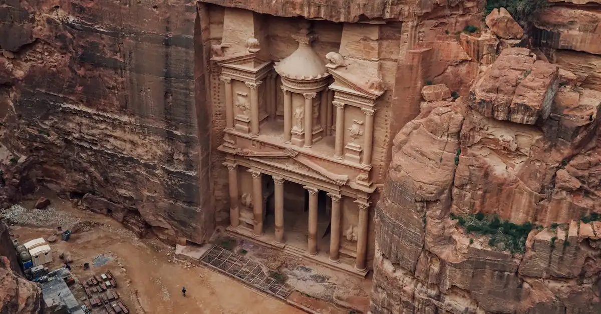 Que peut-on explorer dans les paysages rocheux de Petra ?