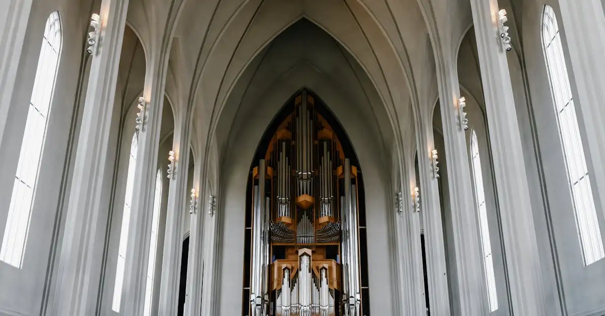 Quelle église à Reykjavik évoque des colonnes de basalte ?