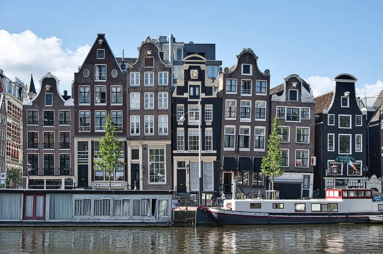 Quelle est la ville d'implantation du club Ajax aux Pays-Bas ?