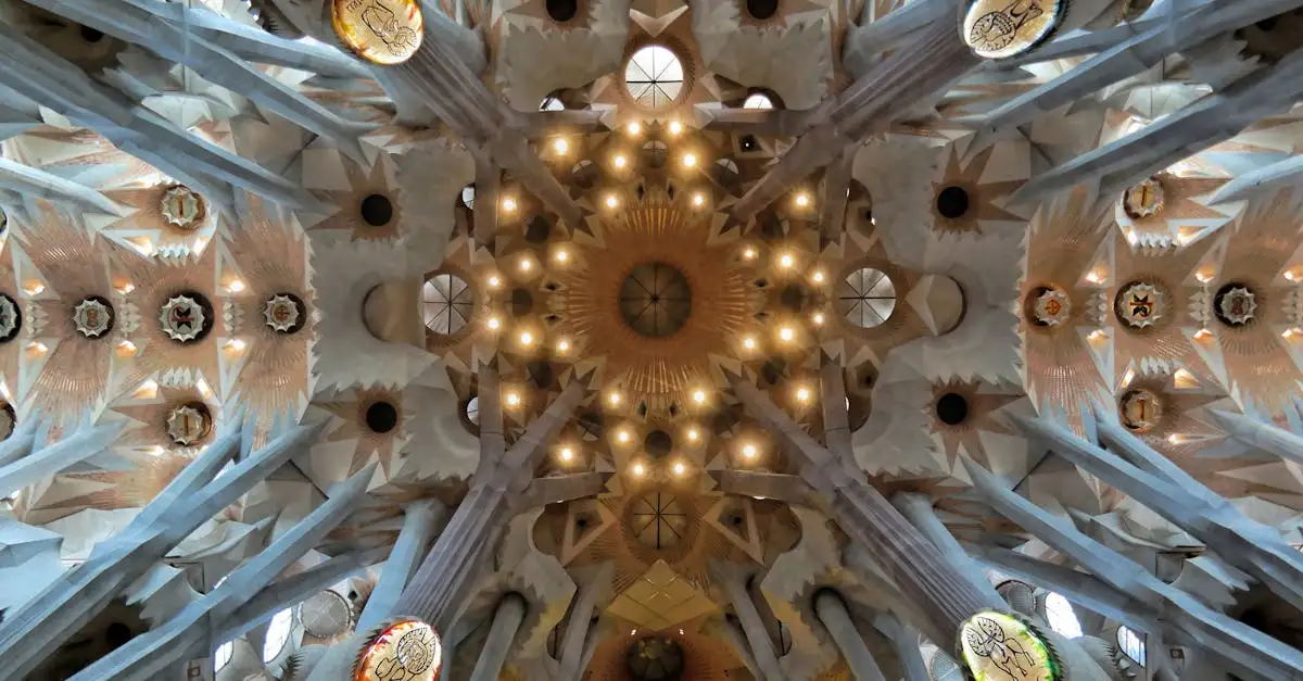 Quelle est l'église de Barcelone conçue par Gaudí ?
