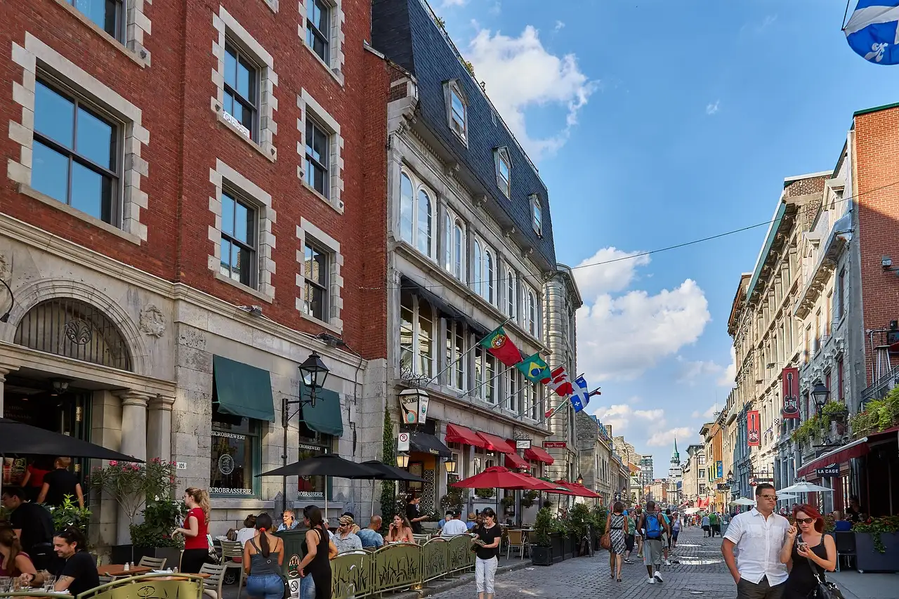 Quelle ville canadienne allie culture francophone et modernité ?