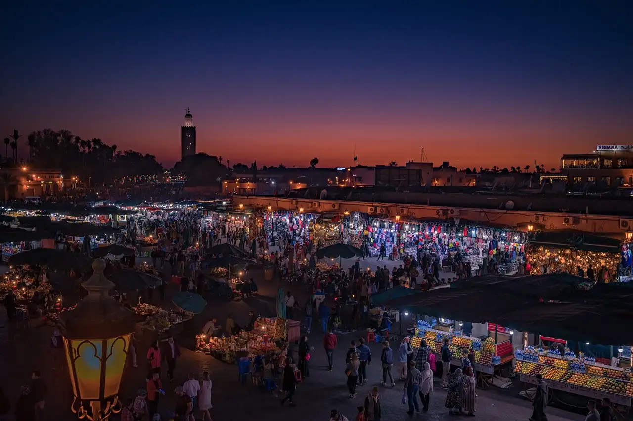 Quelle ville marocaine abrite la célèbre Jemaa el-Fnaa ?