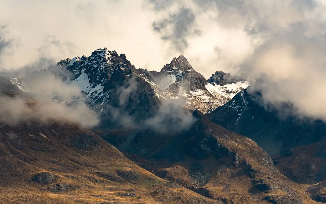 Quelle ville néo-zélandaise est célèbre pour sa beauté naturelle ?
