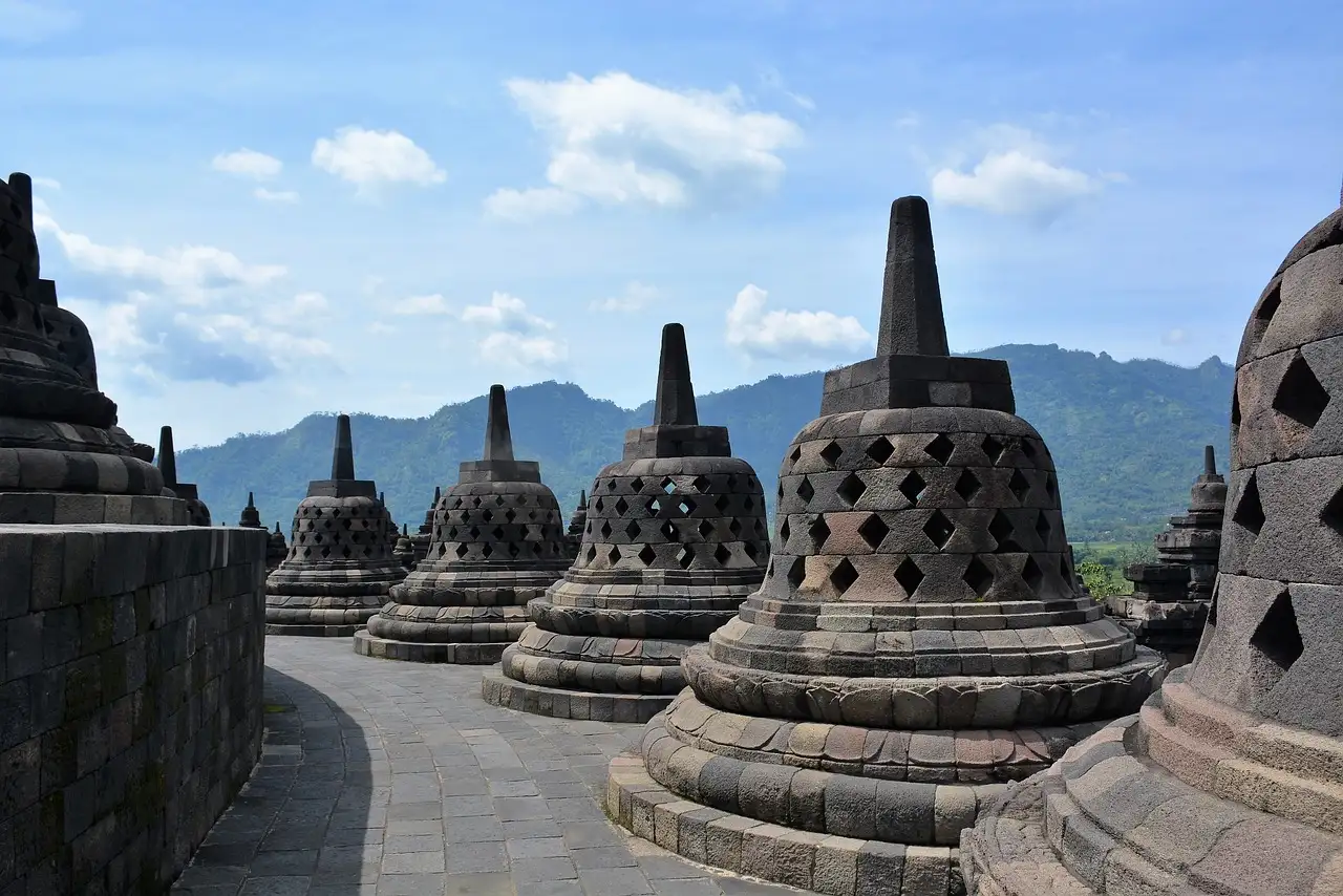 Quelle ville se cache derrière le temple de Borobudur ?