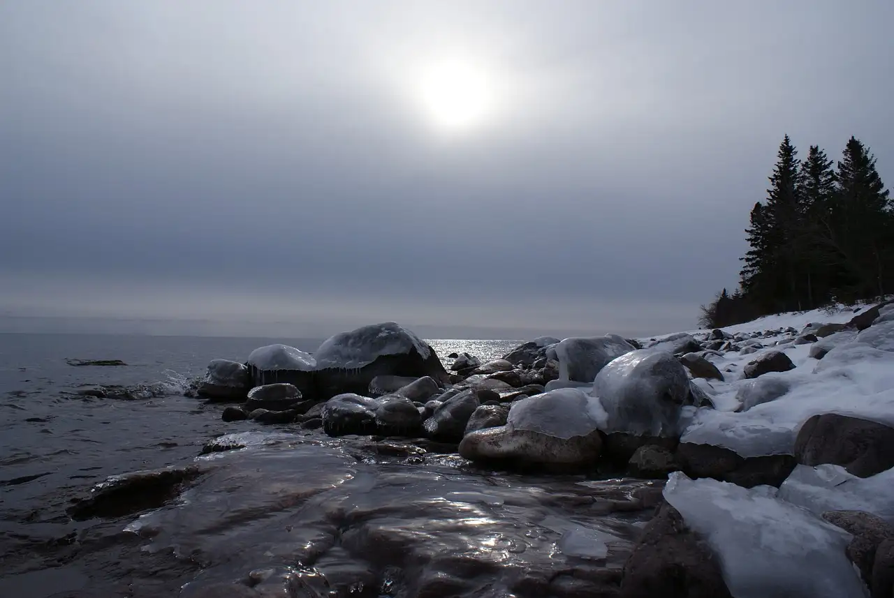 Quels pays entourent le lac Supérieur en Amérique du Nord ?