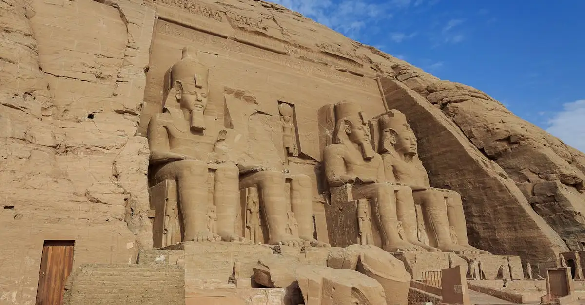 Quels sont les différents types de tombes dans l'Ancien Égypte ?