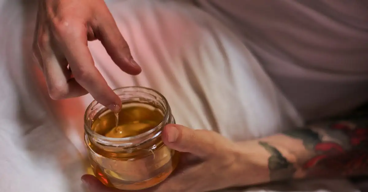 Comment le miel adoucit-il les mains rugueuses efficacement ?