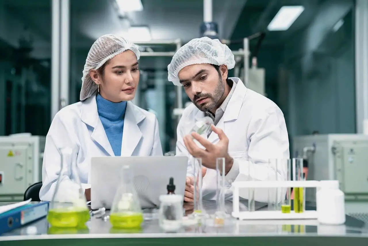 Comment les essais cliniques renforcent-ils la sécurité des médicaments ?