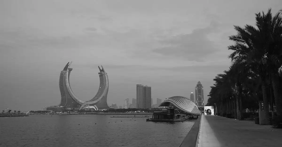 Quelle est la ville célèbre pour sa promenade Corniche ?