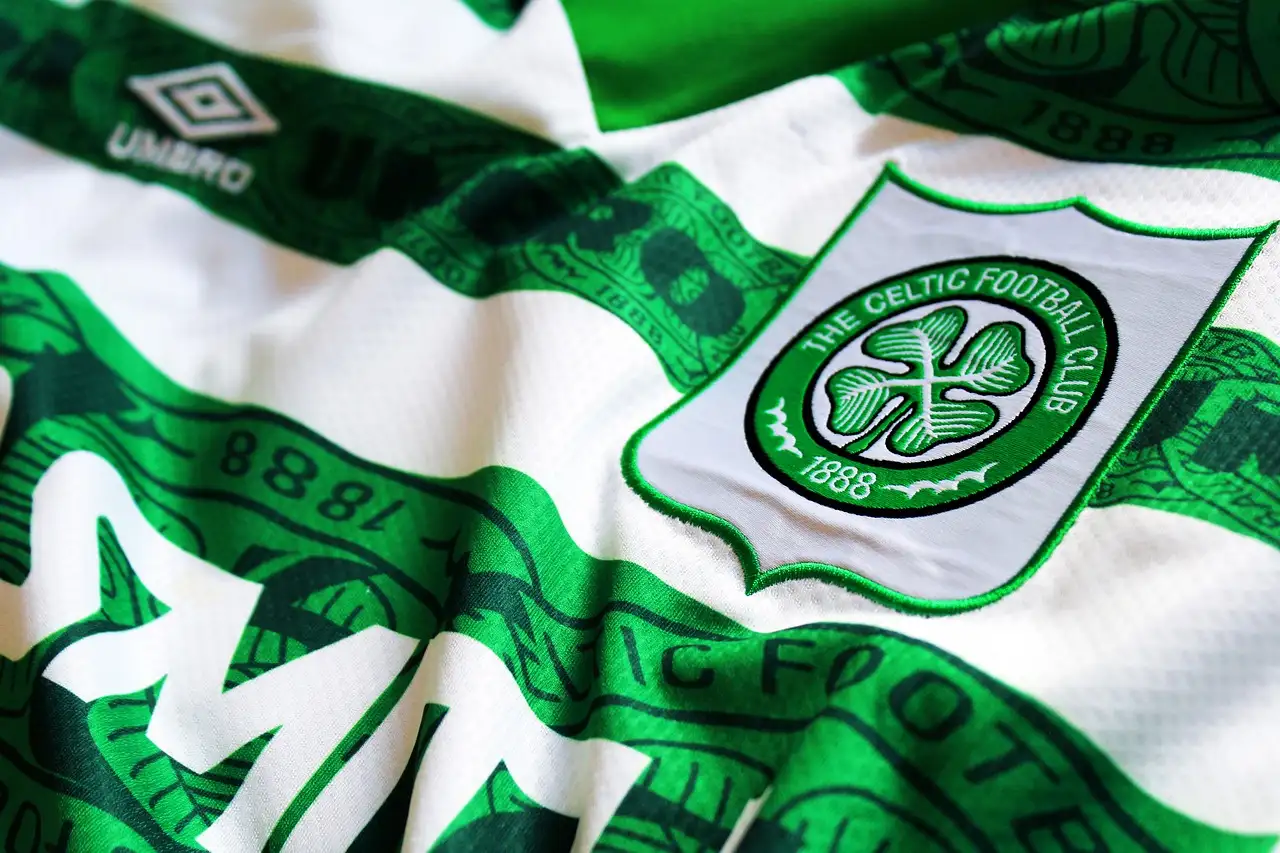 Quelle est la ville d'origine du Celtic FC en Écosse ?