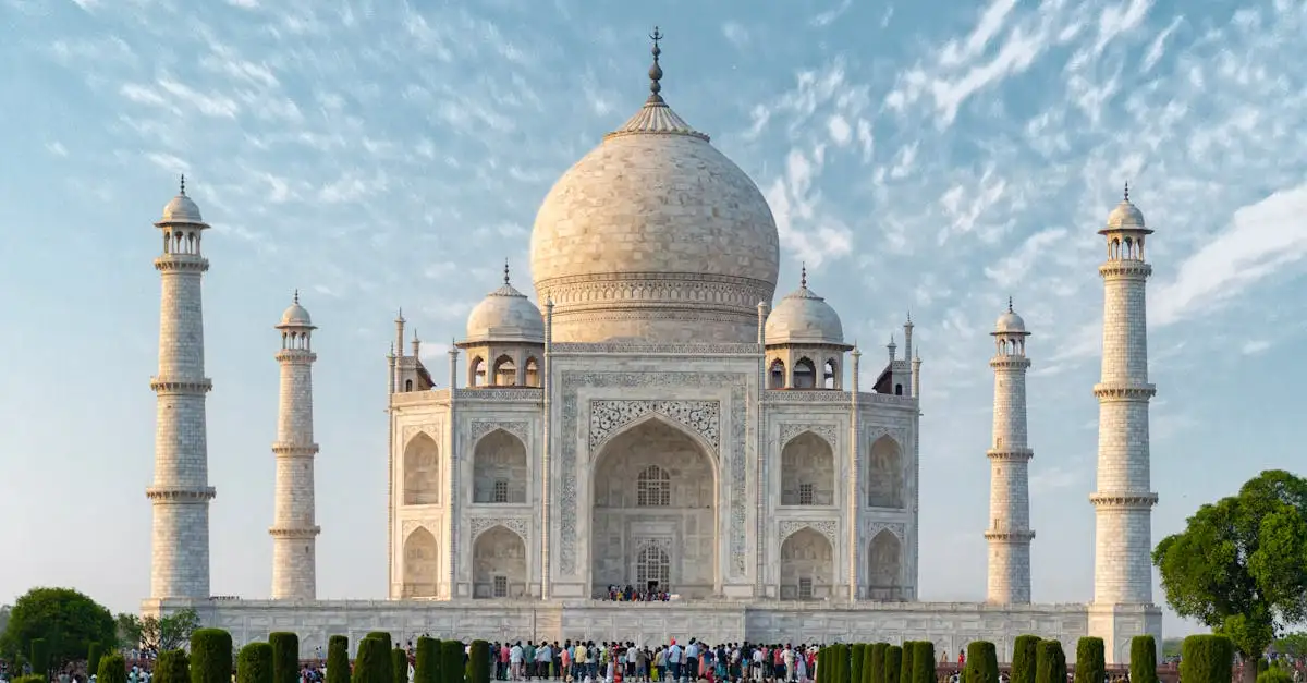 Quelle mosquée en Inde est célèbre pour ses dômes en marbre ?