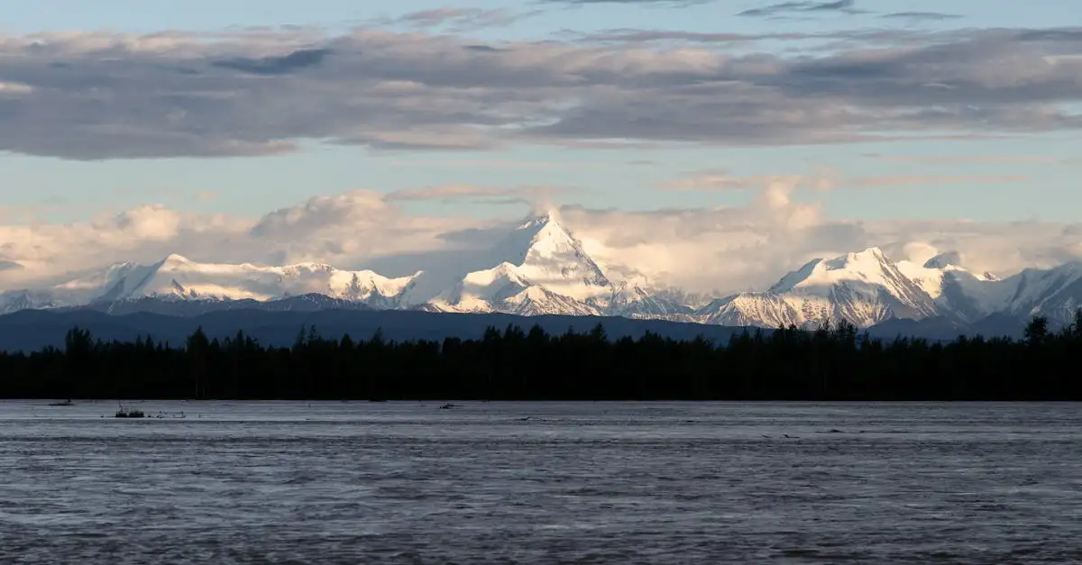 Quelle région de l'Alaska abrite des glaciers spectaculaires ?