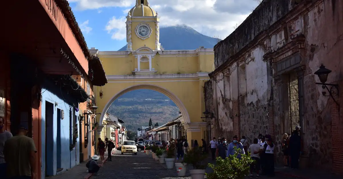 Quelle ville du Guatemala célèbre la Semana Santa ?