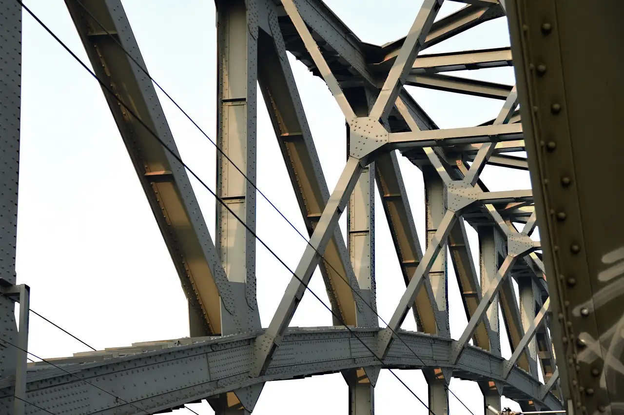 Comment construit-on des ponts ferroviaires au-dessus des rivières ?