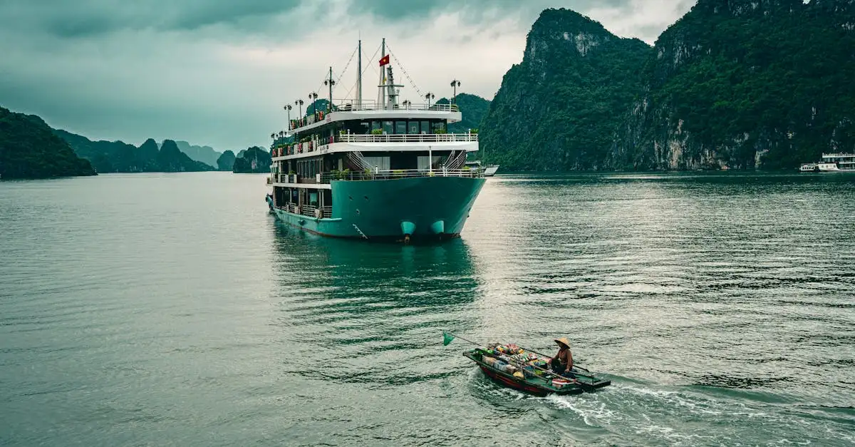 Où découvrir les montagnes karstiques de la baie d'Halong ?