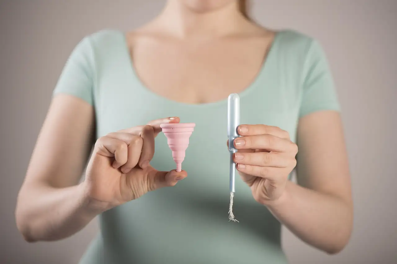 Pertes blanches aqueuses : normales pendant les règles ?