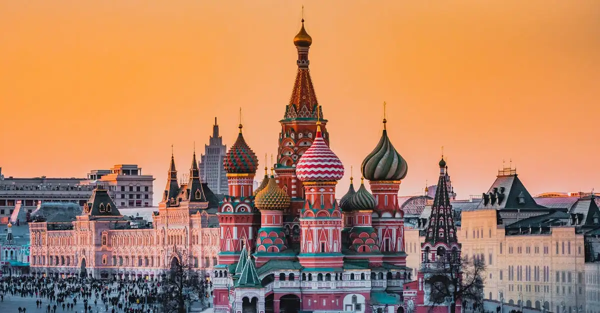 Quelle cathédrale de Moscou possède des dômes colorés ?