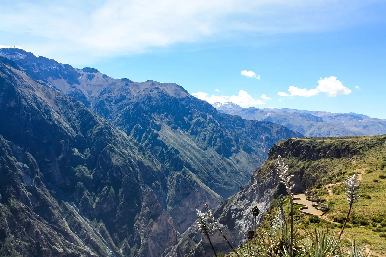 Quelle ville du Pérou mène au canyon de Colca ?