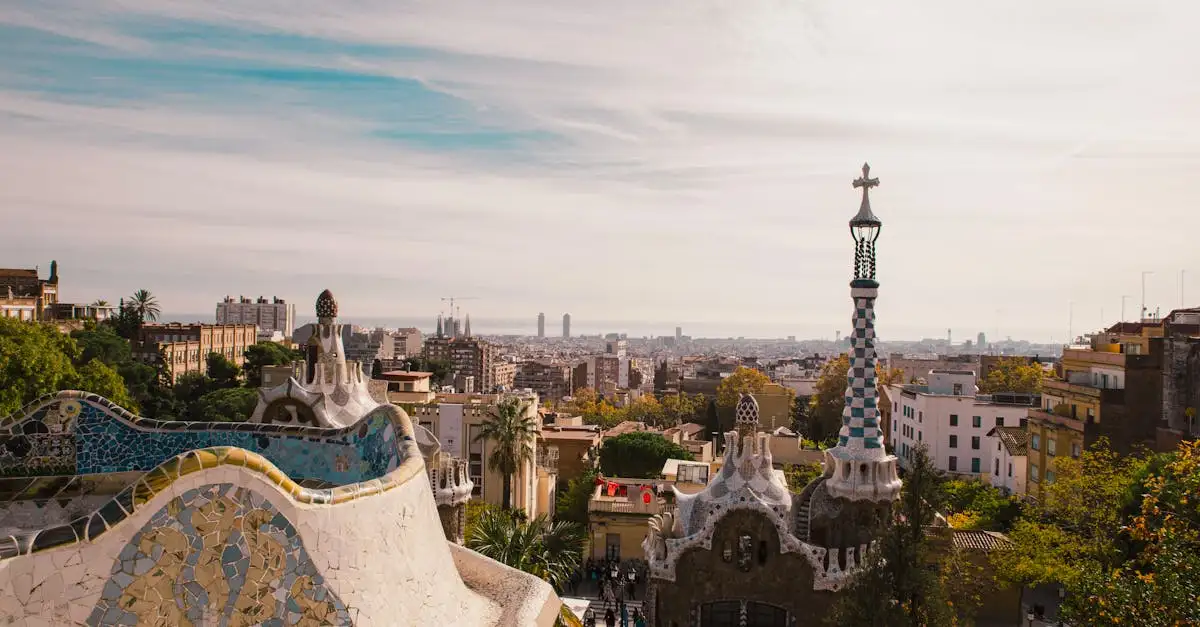 Quelle ville est célèbre pour le Parc Güell et La Rambla ?