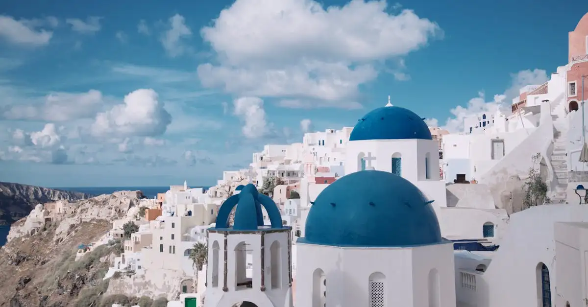 Quelle ville grecque donne accès aux Cyclades ?