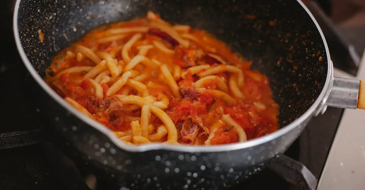 Comment le mijotage enrichit-il la saveur de la sauce tomate ?