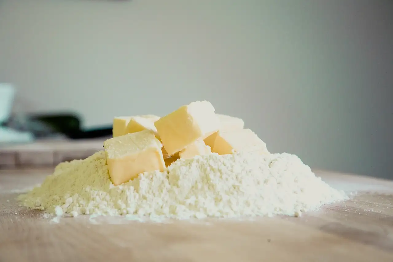 Comment réaliser une base de tarte croustillante avec biscuits ?