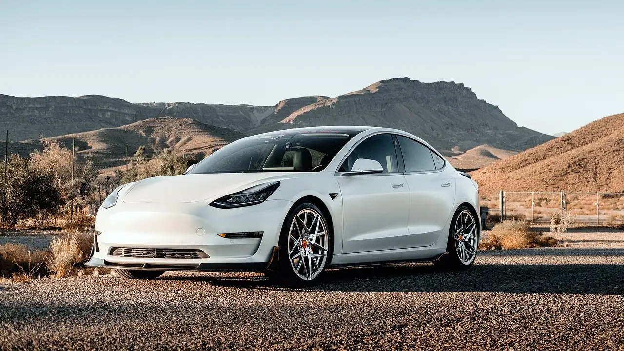 Pourquoi la Tesla Roadster était-elle unique pour une sportive électrique ?