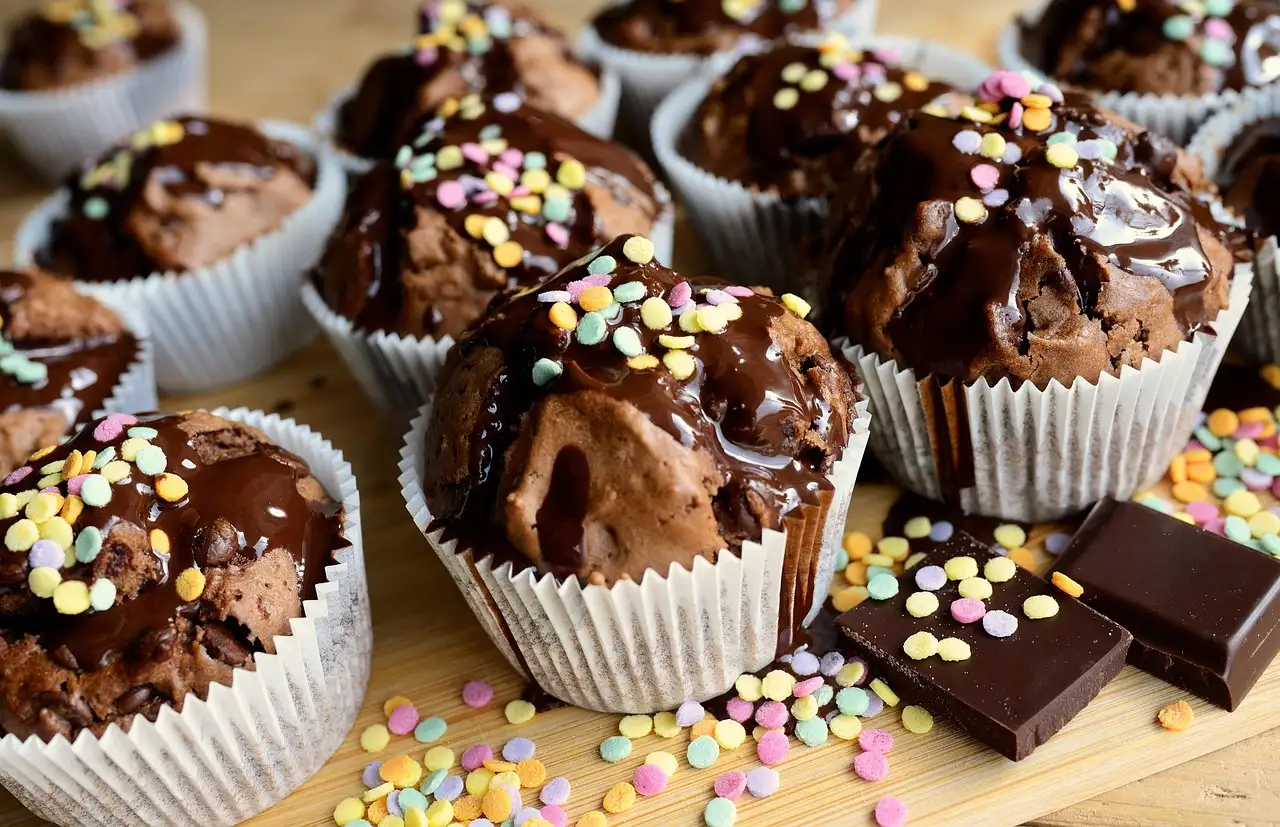 Pourquoi un couteau humide facilite-t-il les desserts collants ?