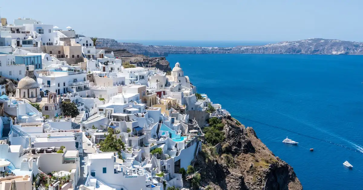 Quelle est l'île grecque aux maisons blanches emblématiques ?