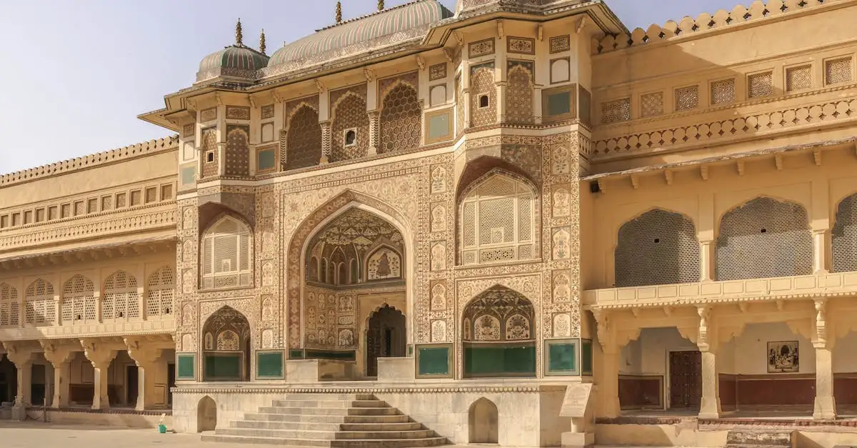 Quelle ville abrite le célèbre Fort d'Amber en Inde ?